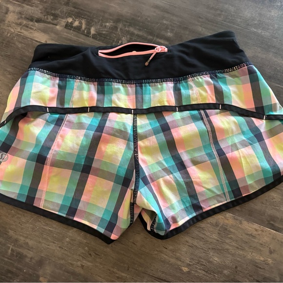 Lululemon shorts size 2 - Picture 2 of 3